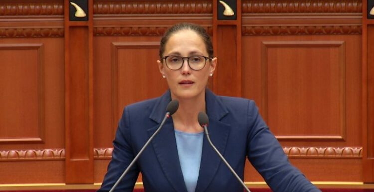 Çmimi i naftës më i larti në rajon/ Ministrja: Po mos të kishim bordet, do ishte më shtrenjtë