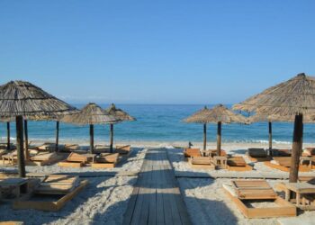 Pushimet ditore po bëhen të papërballueshme, çmimet në plazhet e Lalëzit rritje vjetore me 60%