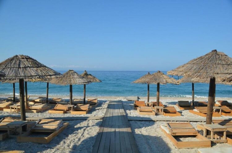 Pushimet ditore po bëhen të papërballueshme, çmimet në plazhet e Lalëzit rritje vjetore me 60%