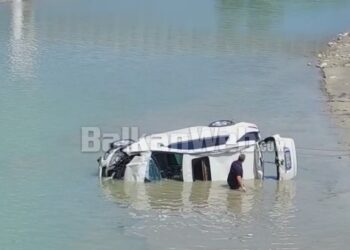 Humbi kontrollin e automjetit dhe ra në lumë, humbin jetën nëna dhe fëmija 6 vjeç