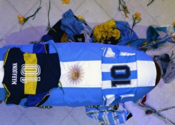 “E kanë lënë Maradonën të vdesë”, tetë mjekë dhe infermierë akuzohen për vrasje