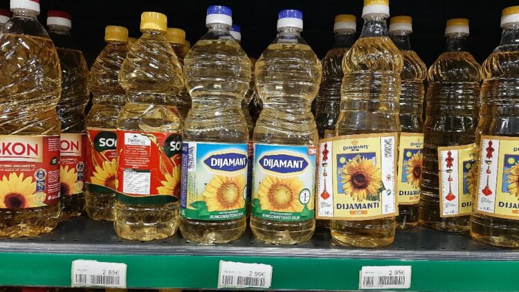 Importuesit e vajit të lulediellit ankohen te Bordi për rritjen e kontrabandës nga Maqedonia, Kosova e Mali i Zi; Bien shitjet 55%