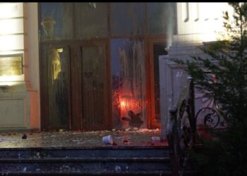 Propozimi francez për negociatat me BE, protesta të dhunshme në Maqedoninë e Veriut, 47 policë të plagosur