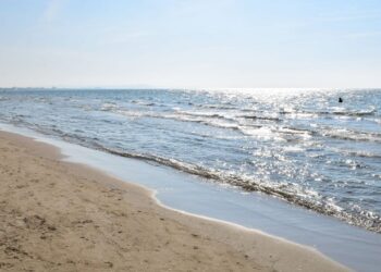 Durrës/ Shpëton dy të miturit, por 19-vjeçari s’arrin të dalë dot nga deti! Policia nis kërkimet