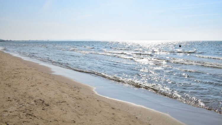 Durrës/ Shpëton dy të miturit, por 19-vjeçari s’arrin të dalë dot nga deti! Policia nis kërkimet