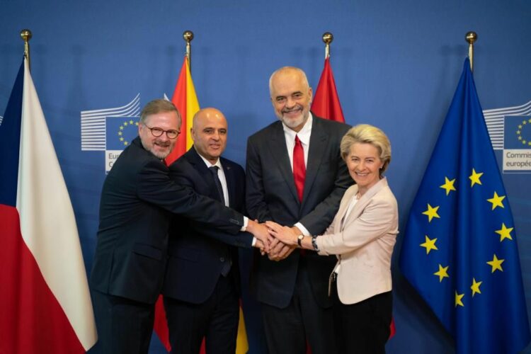 Historike/ Shqipëria çel negociatat! BE: Me Tiranën bëhemi më të plotë! Rama: Integrimi e bën Ballkanin më të mirë