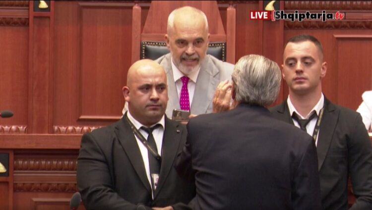 Momente tensioni në sallë, Sali Berisha i flet përballë Ramës: O burracak, i pafytyrë! Ndërhyn garda
