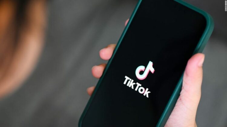 TikTok lancon mënyra të reja për të filtruar videot ‘potencialisht problematike’