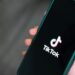 TikTok lancon mënyra të reja për të filtruar videot ‘potencialisht problematike’