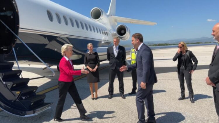 Von der Leyen mbërrin në Shkup: Maqedonia e Veriut, partner i besueshëm! U takon atyre të bëjnë hapin vendimtar