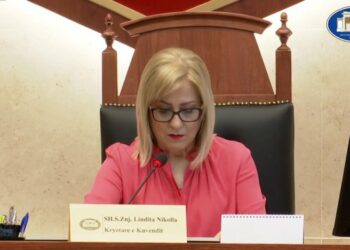 Politikani I.M bashkëpunëtor i Sigurimit të Shtetit, Nikolla i jep dosjen kryetarëve të grupeve
