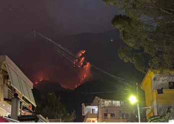 Vijon zjarri në Malin e Çikës, pushesit e frikësuar nisin të largohen nga zona, tymi mbulon Dhërmiun