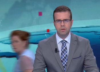 Gazetari nis transmetimin e edicionit të lajmeve live, sanitarja me fshesë në duar i futet në studio