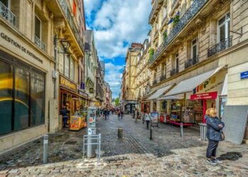 Franca vendos gjoba për dyqanet që mbajnë kondicionerin ndezur dhe derën hapur