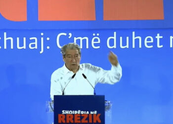 Berisha mesazh direkt Ramës nga protesta: Ne të dy sot jemi armiq, ti ke për ideal pushtetin, unë kam lirinë!