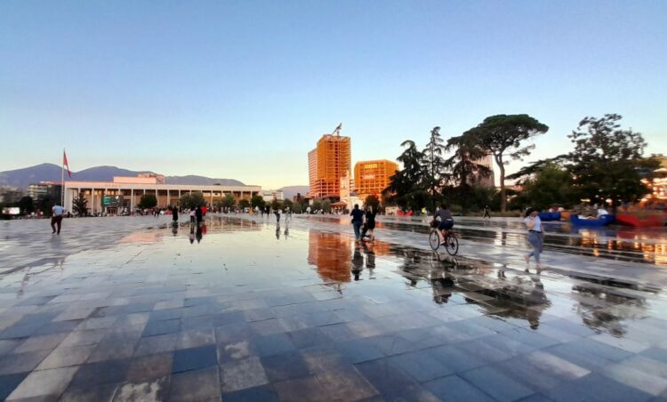 Covid-19 shkurtoi me 2.5 vite jetëgjatësinë e shqiptarëve në 2020-2021