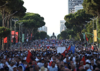 Nis protesta e opozitës, qytetarët mblidhen para Kryeministrisë