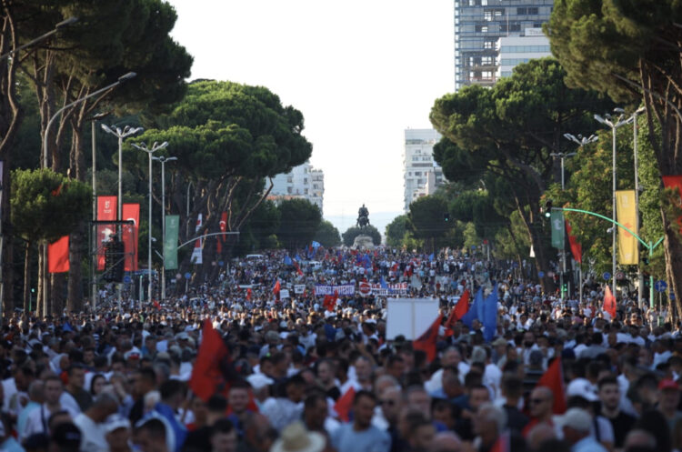 Nis protesta e opozitës, qytetarët mblidhen para Kryeministrisë