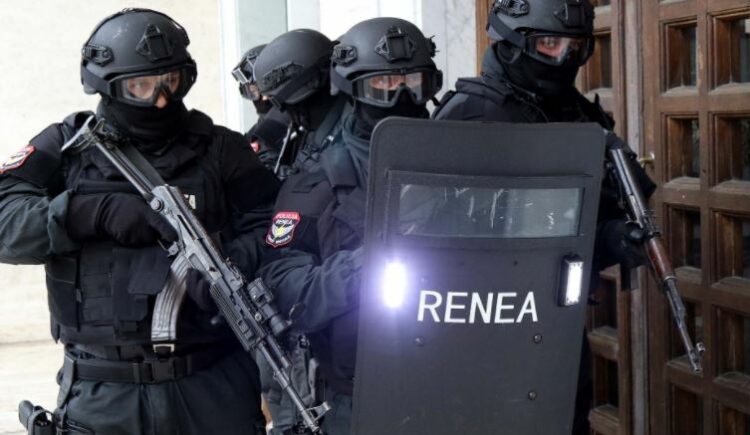 RENEA e “Shqiponjat” zbarkojnë në Elbasan, bllokohen disa makina super luksoze