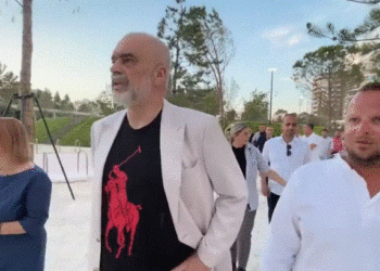 Rama vizitë në sheshin e ‘Flamurit’ në Vlorë: Do bëj një seri me pllaka bronzi, secila të mbajë emrat e firmëtarëve të Pavarësisë