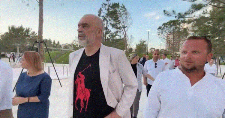 Rama vizitë në sheshin e ‘Flamurit’ në Vlorë: Do bëj një seri me pllaka bronzi, secila të mbajë emrat e firmëtarëve të Pavarësisë