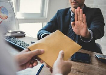 Shqiptarët dhe rusët me përkeqësimin më të lartë të indeksit të korrupsionit për vitin 2021