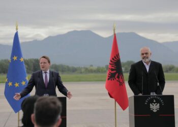 Komisioneri i BE sot në Tiranë, inagurohet për herë të dytë Bypassi i Vlorës