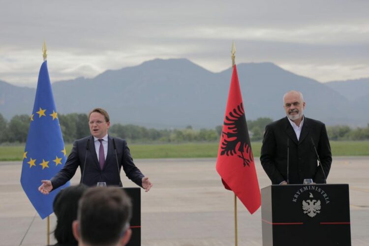 Komisioneri i BE sot në Tiranë, inagurohet për herë të dytë Bypassi i Vlorës