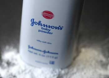 Johnson & Johnson ndalon prodhimin e pudrës së bebeve pas mijëra padish