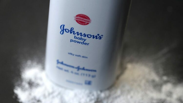 Johnson & Johnson ndalon prodhimin e pudrës së bebeve pas mijëra padish