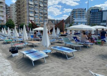Rritja e çmimeve dhe rënia e euros, “boshatiset” plazhi i Shëngjinit