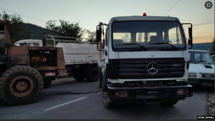 VIDEO/ Del momenti kur policia e Kosovës qëllohet me armë