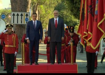 Mbërrin në Tiranë kryeministri spanjoll Pedro Sanchez, takim me kryeqeveritarin Rama