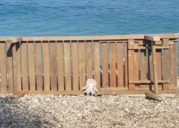 Një ditë pas tragjedisë, pushuesit braktisin plazhin ku u vra me skaf vogëlushja 7-vjeçare