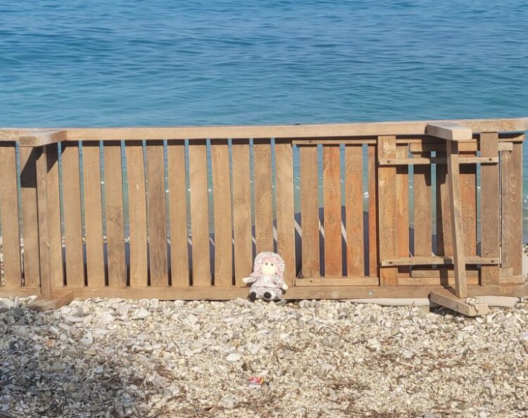 Një ditë pas tragjedisë, pushuesit braktisin plazhin ku u vra me skaf vogëlushja 7-vjeçare