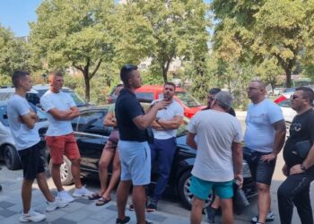 Bllokimi i mjeteve lundruese pas tragjedisë në Himarë, skafistët protestë para Policisë së Shtetit, priten katër përfaqësues