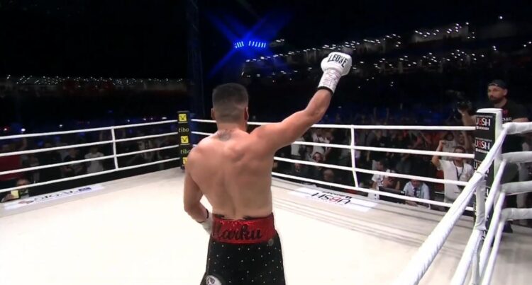 Florian Marku fiton ndeshjen në ‘Air Albania’, ‘mposht’ meksikanin, fiton titullin ‘WBC'(FOTO)