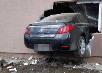 Aksident në Tiranë, shoferi humb kontrollin e mjetit dhe hyn në oborrin e një banese! Përplas për vdekje 23-vjeçaren