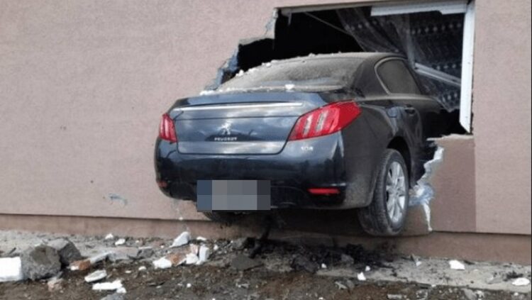 Aksident në Tiranë, shoferi humb kontrollin e mjetit dhe hyn në oborrin e një banese! Përplas për vdekje 23-vjeçaren