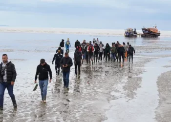 “The Guardian”: Mos i bëni “kokë turku” shqiptarët, emigracioni i paligjshëm është sfidë globale