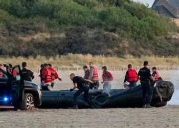 Deputetët anglezë: Shqiptarët që vijnë me gomone çojini në Ruanda! E papranueshme