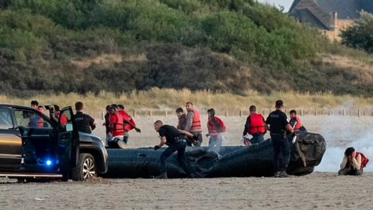 Deputetët anglezë: Shqiptarët që vijnë me gomone çojini në Ruanda! E papranueshme