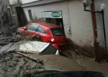 Moti i keq në Itali, stuhia e fortë kthen rrugët në lumenj