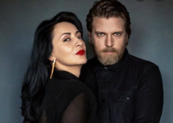 Zhaku bëhet nënë për herë të parë, publikon foton e djalit