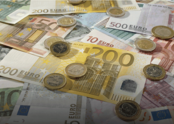 Euro nuk ndal rënien, zbret sërish në minimumin historik