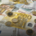 Euro nuk ndal rënien, zbret sërish në minimumin historik