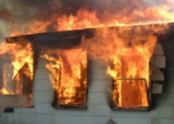 Shkrumbohen 2 banesa në Gramsh, 8 anëtarë të një familjeje mbeten në qiell të hapur