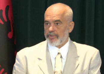 Rama “shfryn” ngjarjen me rusët në Gramsh: Qesharake, duhet mësuar qëllimi i tyre i vërtetë