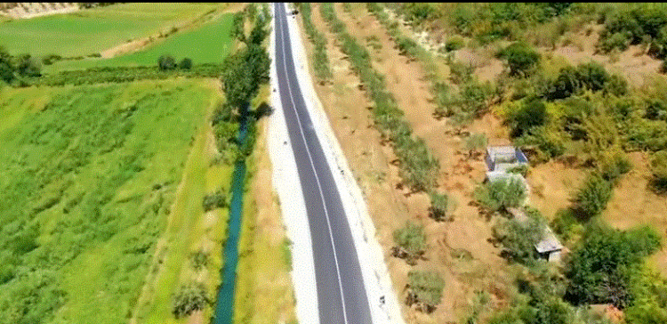 Rama publikon pamjet nga rruga e re Peshkëpi-Selenicë, peizazh i bukur kodrinor-malor gjatë gjithë rrugës