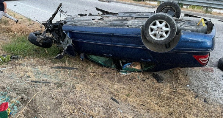 E rëndë në aksin Vlorë- Fier, aksidentohet familja, humb jetën 6-vjeçari, 3 të plagosur(FOTO)